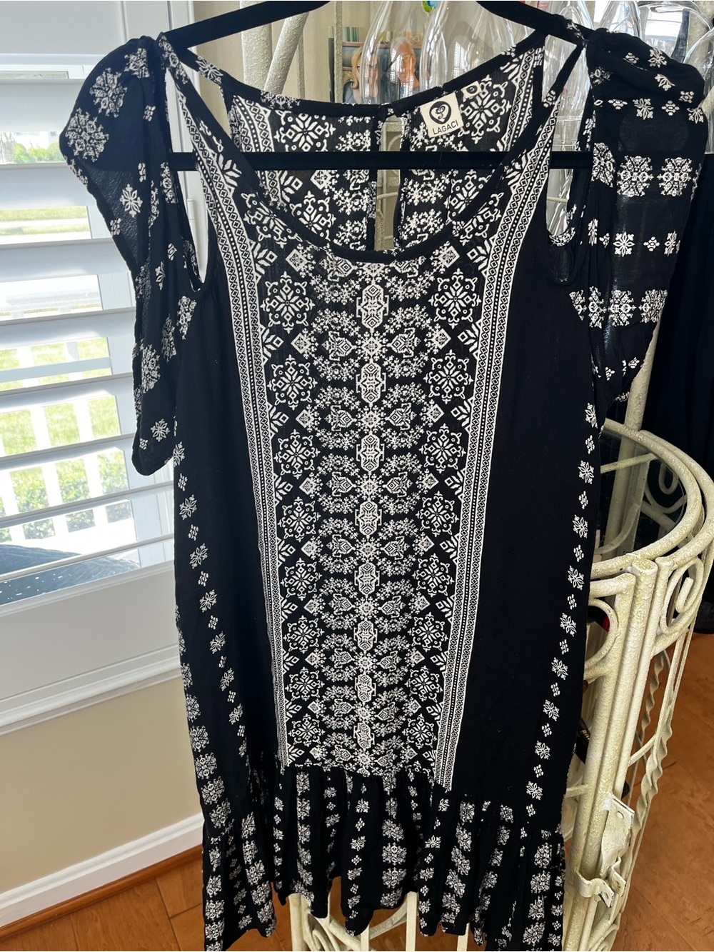 Lagaci  black/white cold shoulder crinkle dress.